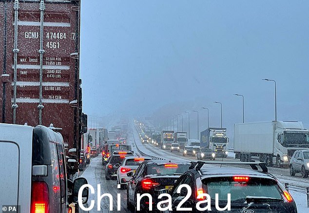 上周的雪在高速公路上造成大屠杀，在大曼彻斯特的 M62 公路上倒车八英里（如图）