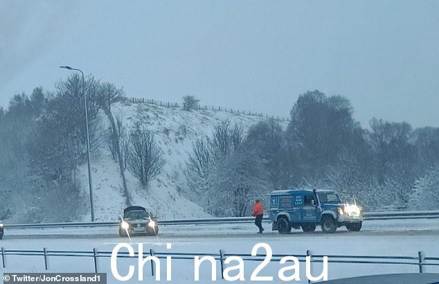 全国喜据估计,由于上周大雪袭击英国,西北高速公路一度拥堵在 M62 上延伸至 8 英里