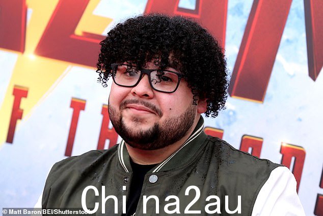 英俊:这位出生于得克萨斯州的明星用一副黑框眼镜和一副银饰装饰了他的造型ver chain