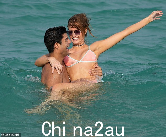 海滩日:体育画报泳装模特 Haley Kalil 周二与另一位模特 Luca Castellani 在海滩度过了激动人心的一天