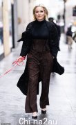 林赛·沃恩 (Lindsey Vonn) 在遛狗时穿着棕色紧身胸衣和喇叭裤，打造时尚身材