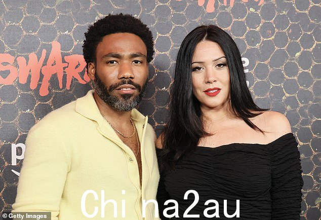 模特凝视:米歇尔穿了一件紧身露肩连衣裙,在她的小腿处剪裁并搭配裸色高跟鞋