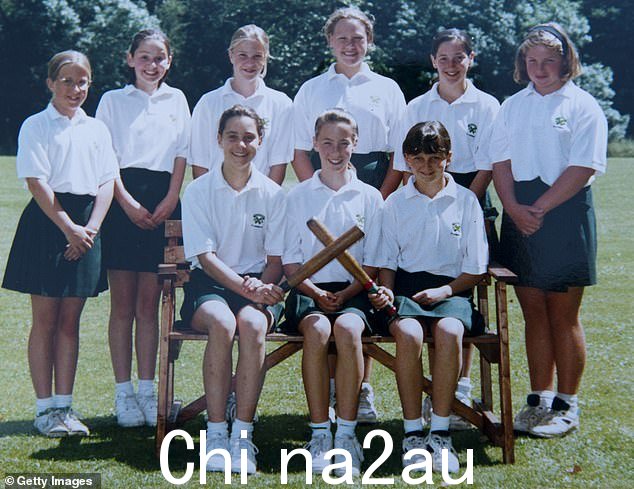 Kate(前排,L)在 Pangbourne 的 St Andrew's School 就读期间,她在圆场团队合影中合影留念