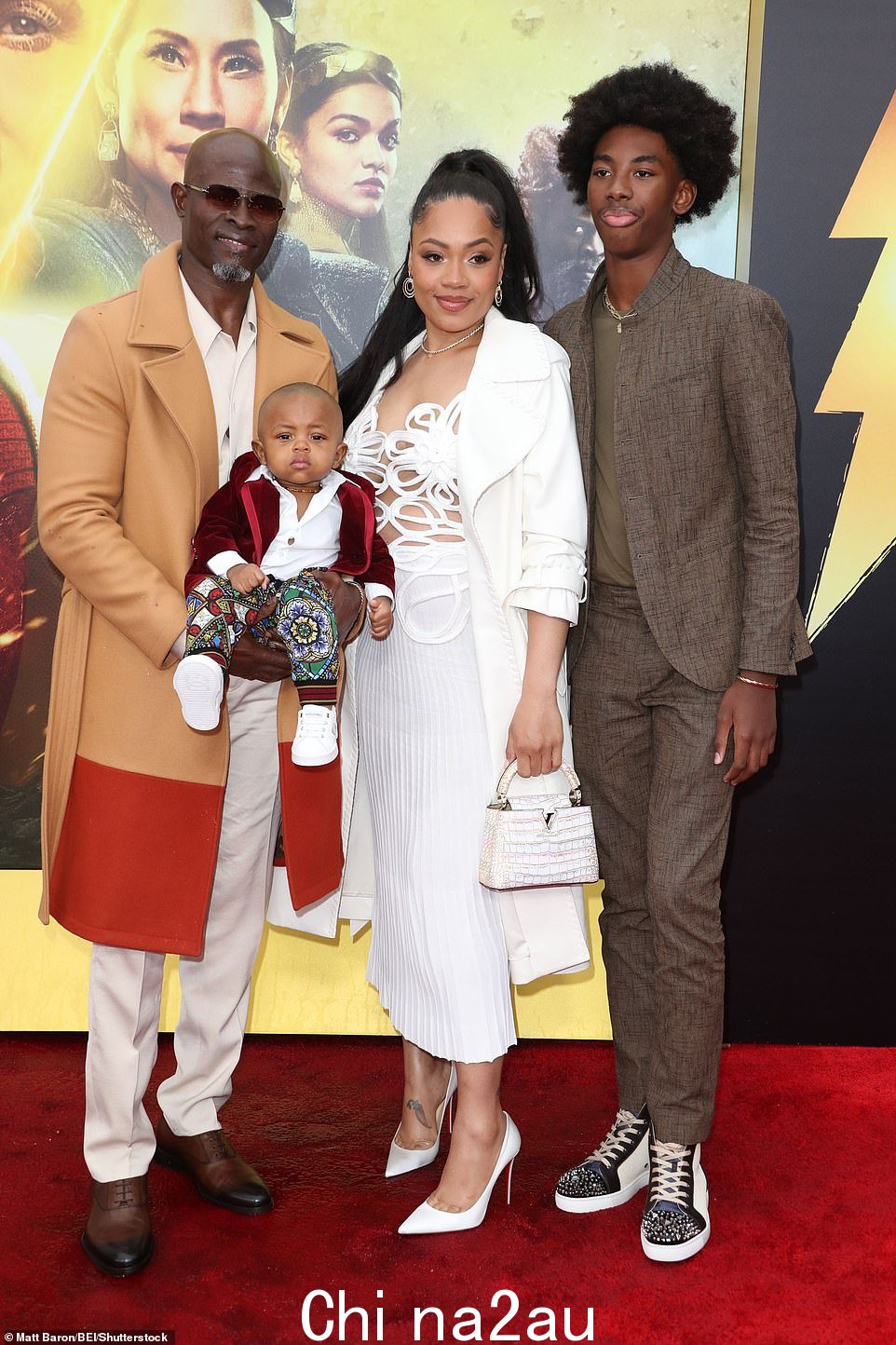 全家人:Djimon Hounsou 带着他 13 岁的儿子 Kenzo,他与前 Kimora Lee Simmons 以及另外两名家庭成员一起参加周二在LA
