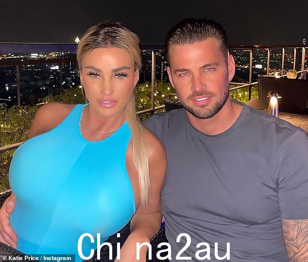 推测:Katie 和她最小的两个孩子和她断断续续的未婚夫 Carl Woods 在泰国,但在他本月早些时候独自飞回家后,她后来称自己是单身