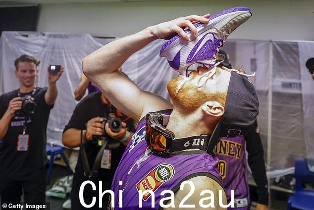 国王队球星安格斯格洛弗以标志性的'shoey' 庆祝连续第二次夺冠