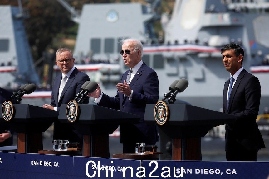 Anthony Albanese、Joe Biden 和 Rishi Sunak 站立在美国圣地亚哥海军基地的演讲中