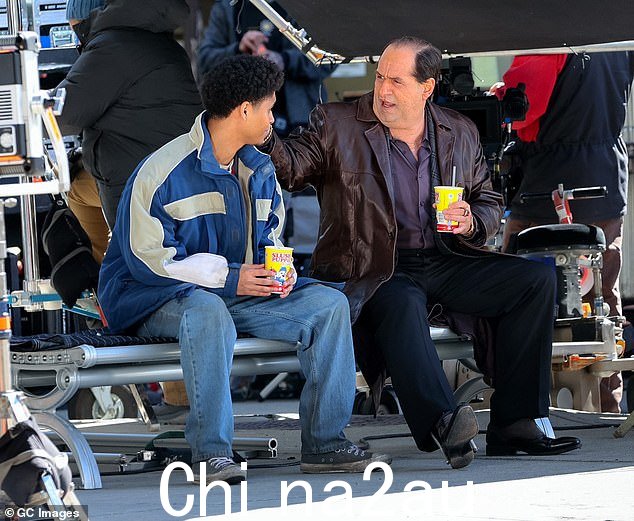 聊天:Colin 和 Rhenzy 被拍到在生产设备附近聊天,手里拿着葡萄 Slush Puppies,这似乎是下一个场景的道具