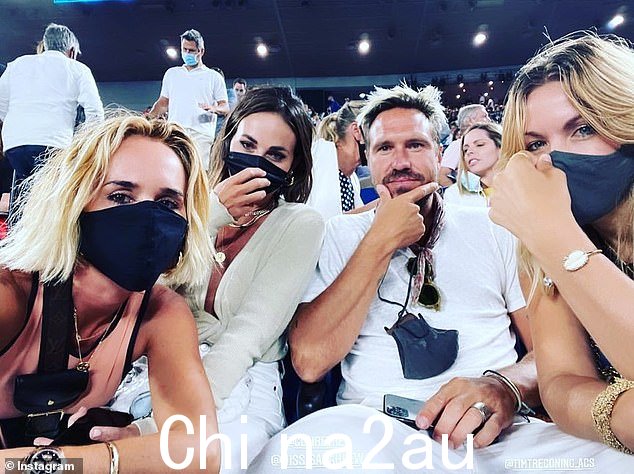 P.E Nation 在 2021 年澳大利亚网球公开赛上:Claire Tregoning 在照片的右边,她的丈夫 Tim 旁边。Pip Edwards 在左边