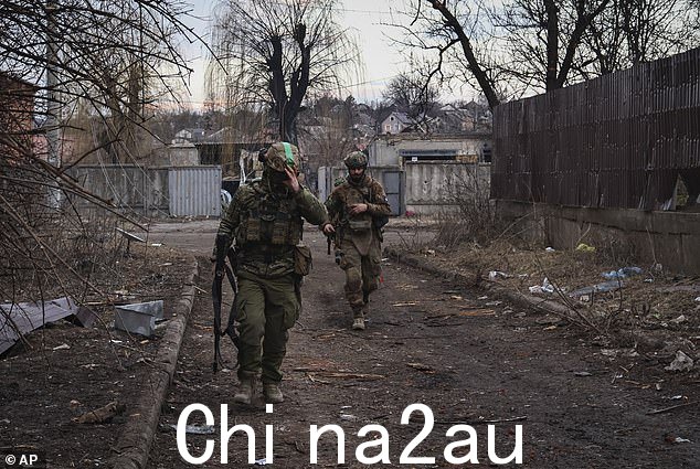乌克兰士兵描绘了他们对巴赫穆特持续防御的惨淡画面,这个东部小城市已成为二战以来欧洲最血腥的步兵战的目标。图为:乌克兰士兵今天走在巴赫穆特的街道上- 继续保卫巴赫穆特,这个东部小城市已成为二战以来欧洲最血腥的步兵战的目标。图为:乌克兰士兵今天走在巴赫穆特的街道上</p> <img id=