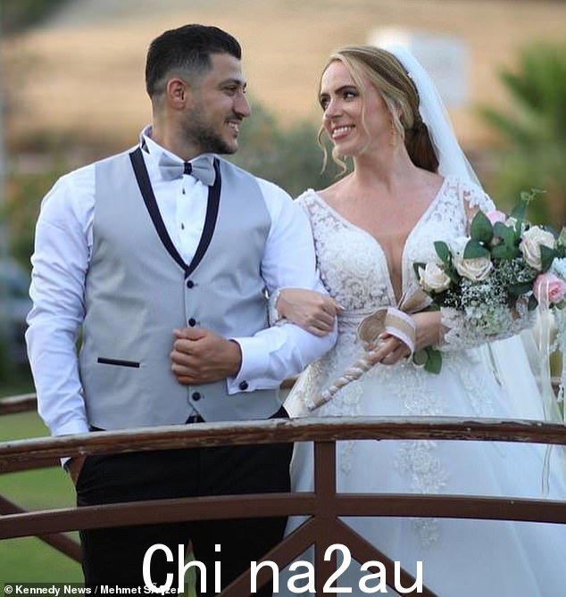 这对夫妇(如图)于 2022 年 9 月 4 日在库萨达斯喜结连理,他们的重要日子庆祝了他们独特的文化