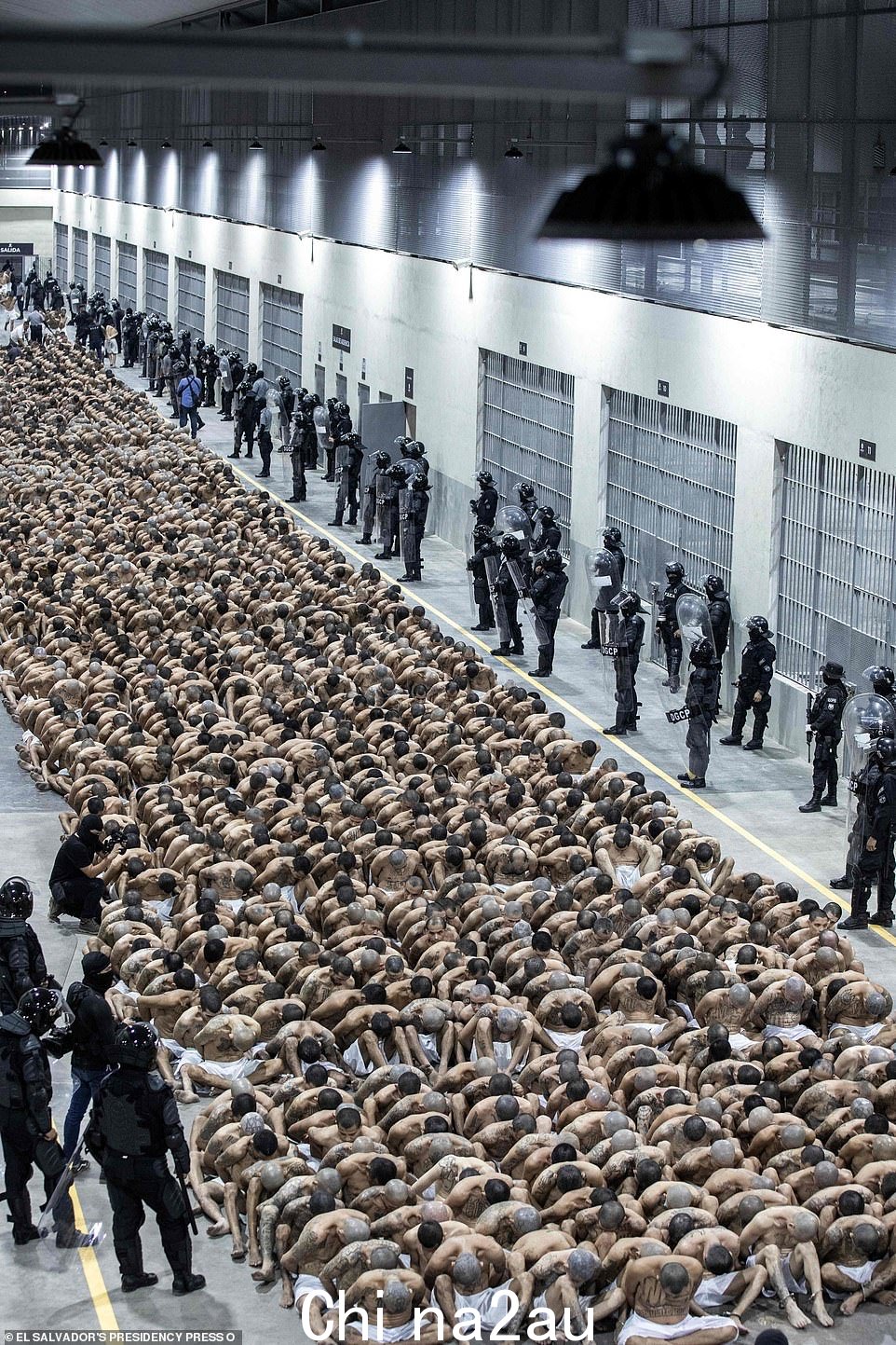 监狱的建造是为了容纳 65,000 名涉嫌歹徒中的一些人,他们是去年萨尔瓦多总统发起的打击犯罪战争的一部分而被拘留的。今天抵达的人如上图所示