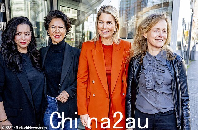 荷兰女王微笑着与文化和媒体大臣古奈乌斯鲁(左二)合影