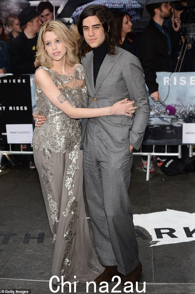 就像她的母亲 Paula Yates 一样,Peaches Geldof 与摇滚明星约会并嫁给了美国摇滚明星ker Tom Cohen 2012 年(2013 年合照)