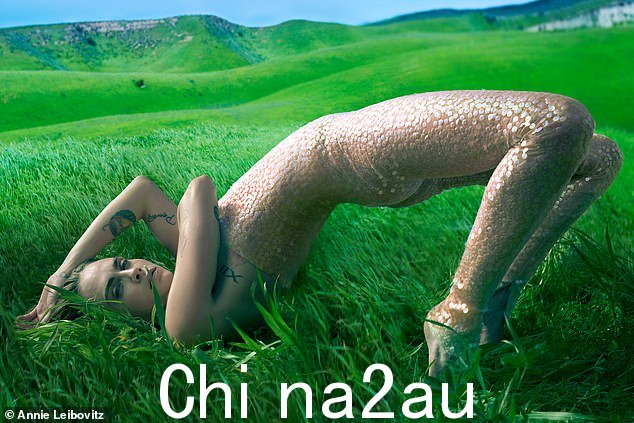 使用相机:Cara 周二在 Instagram 上分享了她在更衣室的自拍,然后她在为 Vogue 拍摄的照片中在草地上摆出后弯姿势