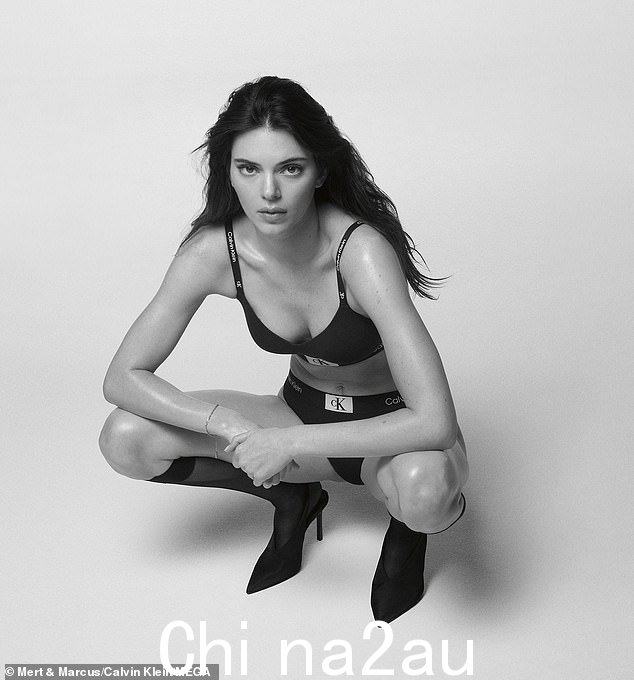 Glam:她的深色头发松散地披在肩膀上,呈松散的波浪状,并穿着一双高跟靴。
