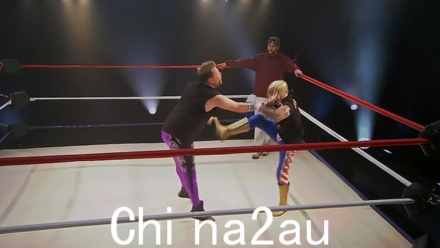 哎哟!当 Bad Bunny 邀请 Rey Mysterio 帮助打倒 Corden 时,他们增加了一剂摔跤明星力量