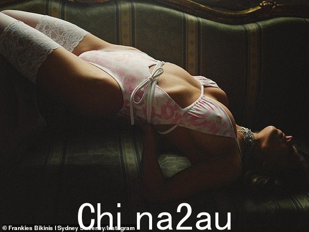另一种观点:在这张图片中,可以看到女演员在充分利用泳装时臀部高高举起
