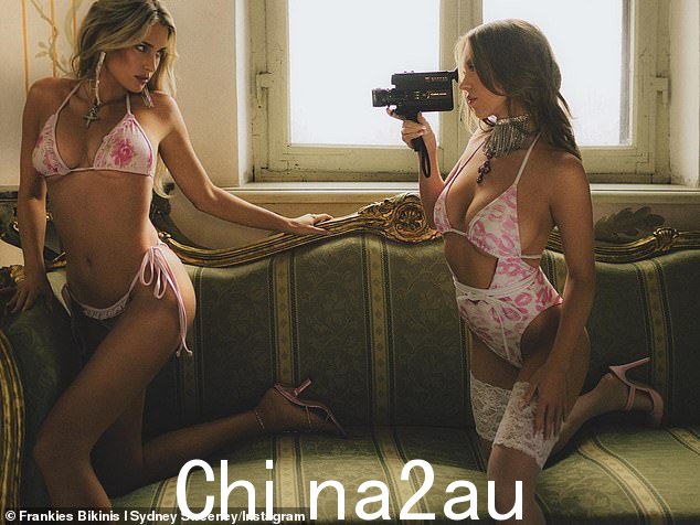 形势逆转:有人看到她在拍摄另一个穿比基尼的女人