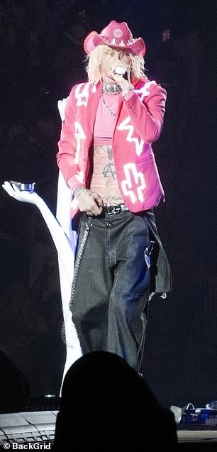 回过头来看:32 岁的 Machine Gun Kelly 周二出现在休斯敦的舞台上,他为喧闹的德克萨斯人群摇摆不定