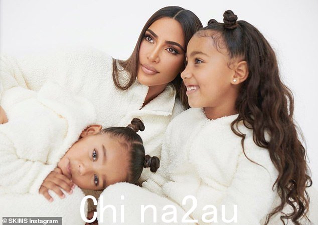 她的二重身:除了女儿 North,9 岁和 Chicago,5 岁,SKIMS 创始人还与前夫 Kanye West 分享了儿子 Saint,7 岁和 3 岁的 Psalm