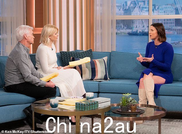 Candid: Ferne(右)向主持人 Phillip Schofield 和 Holly Willoughby(左)开放