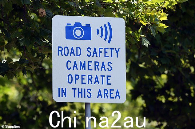 在新南威尔士州，当司机接近超速摄像头时不警告司机是违法的