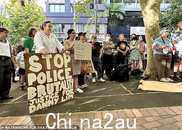该事件激起众怒,支持者举行抗议(上图)反对林先生在 Surry Hills 警察总部外受到的粗暴对待