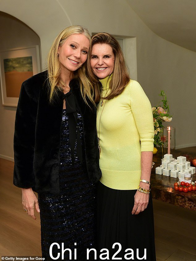满脸笑容:Gwyneth 与身穿黄色套头衫的 67 岁 Maria 合影时满脸笑容 - 两位女士看起来很高兴能在彼此的陪伴下