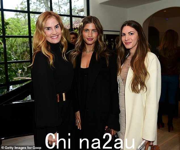 三人组:Mary Alice Haney、Rocky Barnes 和 Lauren Ireland 合影留念
