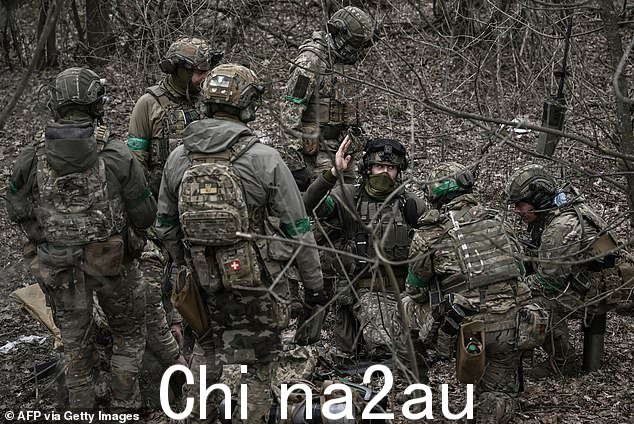 乌克兰特种部队成员于 3 月 15 日聚集在顿巴斯地区 Bachmut 附近的树林中