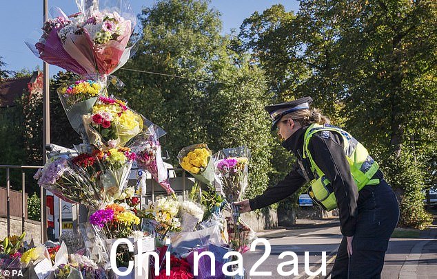 如图:一名警察社区支持人员在现场献上鲜花