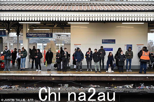 CLAPHAM JUNCTION:人们今天在伦敦西南部的 Clapham Junction 等火车
