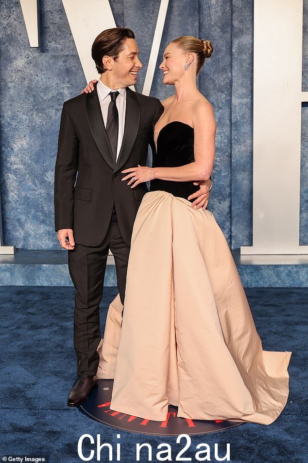 如此相爱:Kate Bosworth 和 Justin Long 激起了人们的共鸣在《名利场》奥斯卡颁奖晚会上,PDA 盛装亮相期间传出订婚传闻