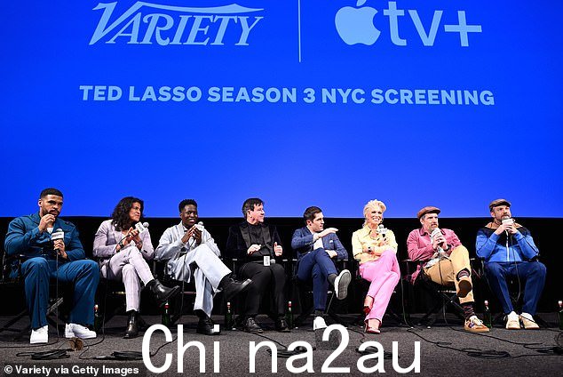 卖掉它:Ted Lasso 总共有八个人和来自 Variety 的 Jenelle Riley 一起登台,包括 Kola Bokinni、Cristo Fernandez、Toheeb Jimoh、Jeremy Swift 和 Dunster, Waddingham、Hunt 和 Sudeikis