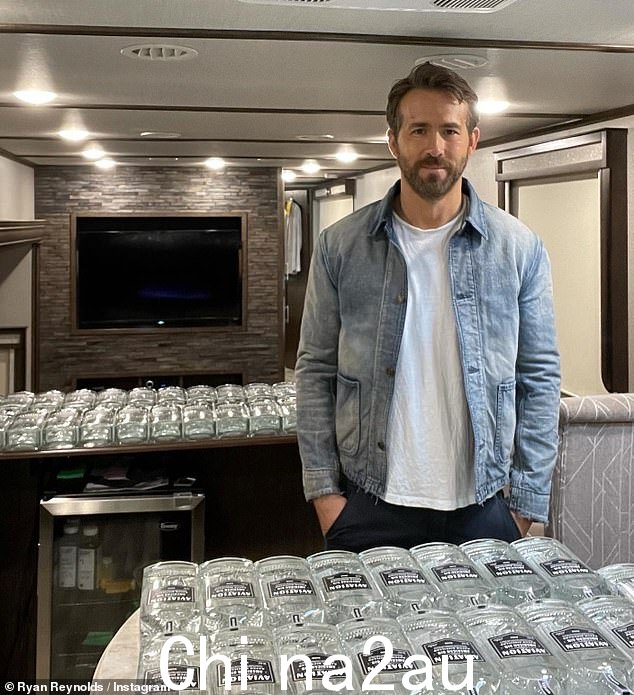 干杯:Ryan 于 2018 年成为 Aviation American Gin 的股东,并在 2020 年以约 6.1 亿美元的价格将其出售给帝亚吉欧,同时保留了他的所有权股份