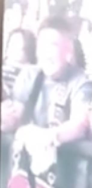 疯狂:当歌手停下来询问这对夫妇的名字时,这条消息不可避免地引发了歌迷的一阵欢呼