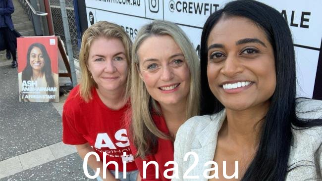 Jodie Haydon(中)和 Anna Minns(左)与工党候选人 Oatley Ashvini Ambihaipahar(右)在 Mortdale R 外合影周四的 ailway 站。图片:Facebook/Ash Ambihaipahar