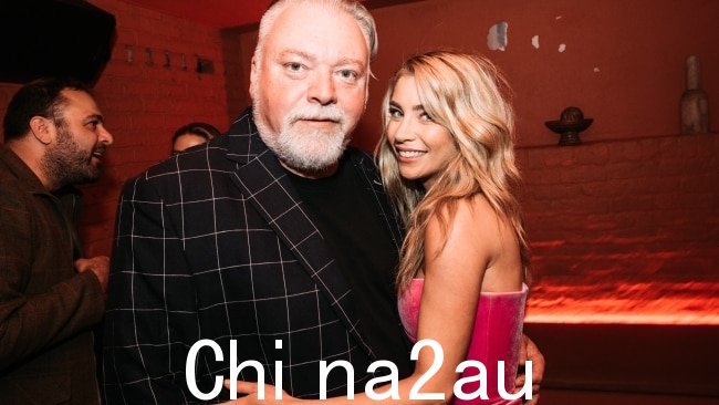 KIIS FM 电台主持人凯尔·桑迪兰兹 (Kyle Sandilands) 透露了他的 u 的惊人成本即将与 Tegan Kynaston 举行婚礼。图片：Will Salkeld Photography.