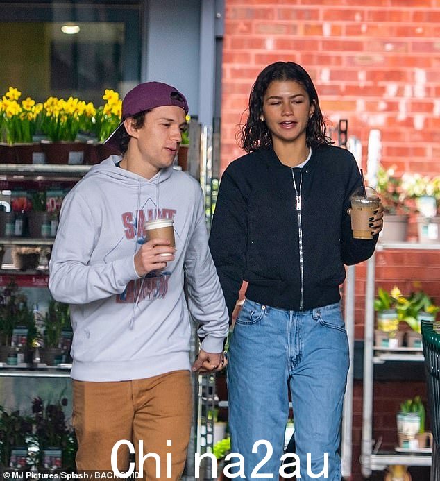 手拉手:26 岁的 Holland 和他的蜘蛛侠联合主演兼 26 岁的女友在去购物之前手拉着手喝着咖啡,看上去一如既往的惬意groceries