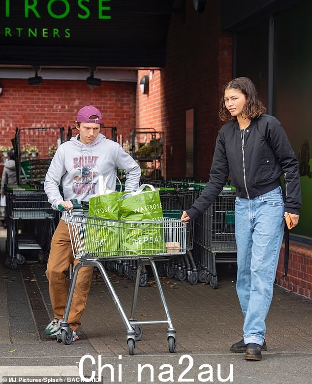 家庭幸福:Tom Holland 和 Zendaya 是家庭幸福的缩影,因为他们周三早上在伦敦的 Waitrose 超市停留
