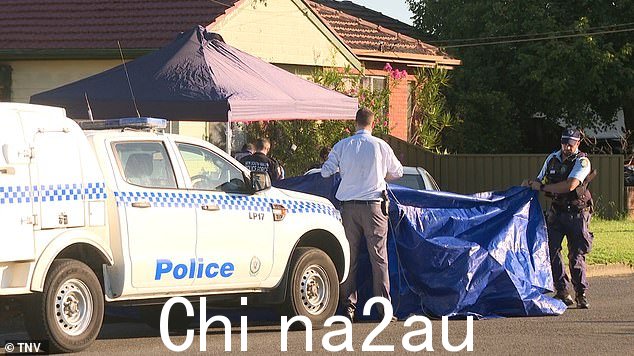 今天早上在悉尼西部的一条车道上发现一名妇女死亡后，凶杀案侦探建立了犯罪现场