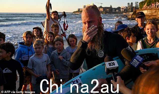 短暂庆祝记录后,他转身回到海浪中,因为他为自己设定了 40 小时的里程碑