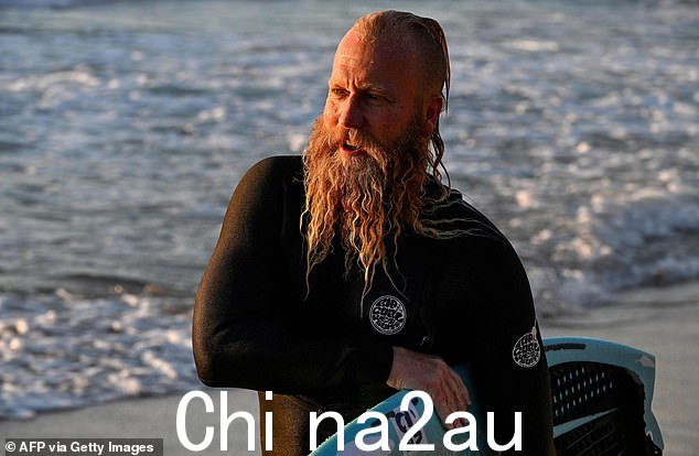 Blake Johnson,40 岁,打破了冲浪时间最长的世界纪录,他在周五早上 7 点 11 分在 Cronulla 冲浪 30 小时后从水中出来