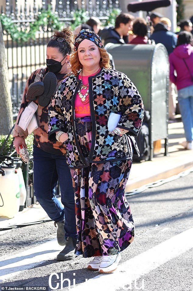 独一无二:52 岁的梅丽莎·麦卡锡 (Melissa McCarthy) 周四在纽约市的圣诞翻拍电影《伯纳德与精灵》(Bernard And The Genie) 片场被人看到身着另一套独特而多彩的服装