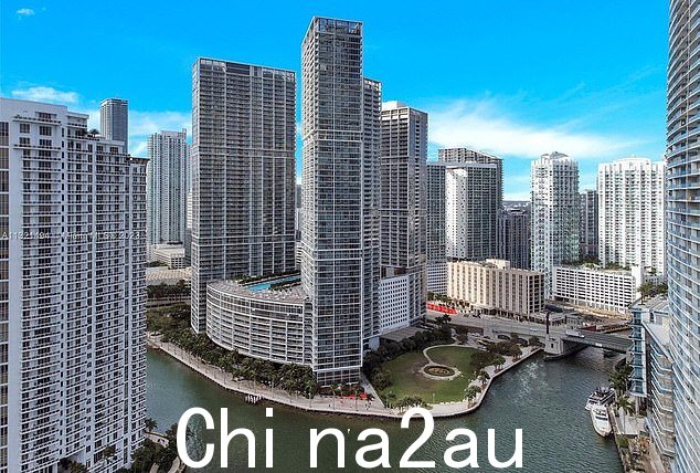 迈阿密布里克尔街区的豪华公寓坐落在海湾上,可以欣赏到迈阿密河的壮丽景色,并且靠近时尚的市区