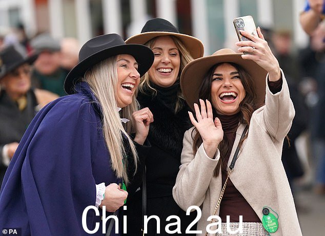 值得纪念的一天!一组女性在自拍时选择搭配软呢帽