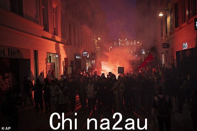 信号弹和横幅是你抗议者在法国南部马赛举行示威,反对提高退休年龄。法国南部马赛的抗议者在抗议提高退休年龄时使用</p> =