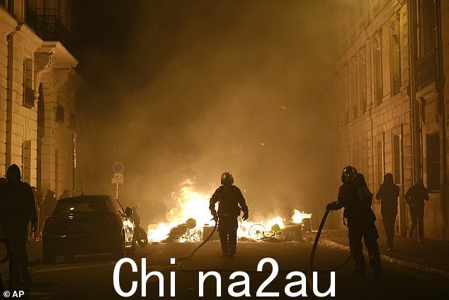 消防队员奋力扑灭抗议者在垃圾堆中点燃的火焰,罢工后街道上到处都是垃圾