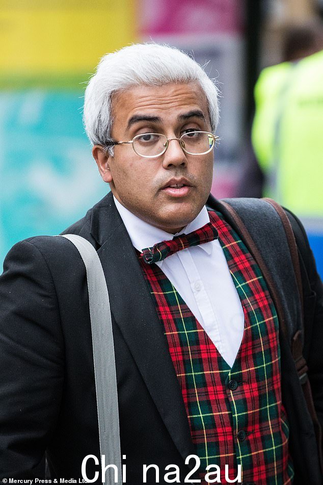Mina Chowdhury(如图)告诉父母他们的孩子可能患有癌症,然后将他们指向他的私人诊所进行治疗